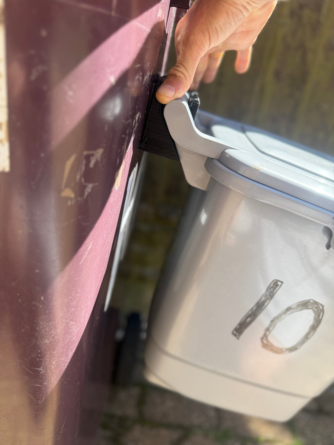 Does BinSaver attach to my wheelie bin or my food waste caddy?